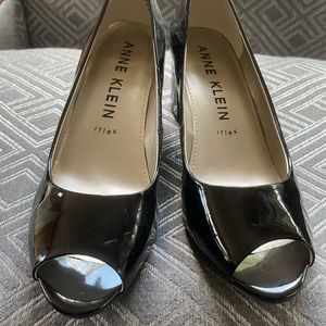 Size 9.5 Anne Klein black patent peep toe platform heel